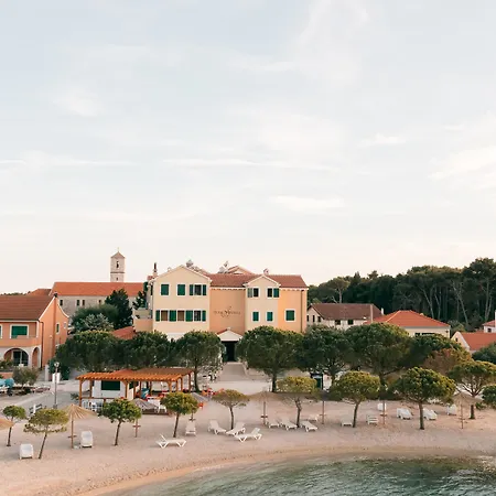 מלון Spongiola 4*