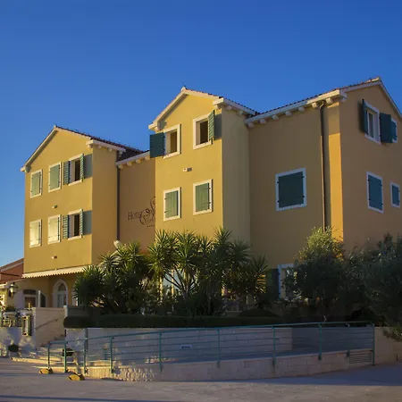 מלון Spongiola 4*